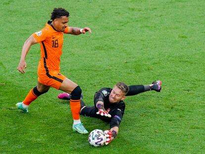 Vaclik le roba el balón al holandés Malen en la jugada clave del choque de octavos ganado por la República Checa.