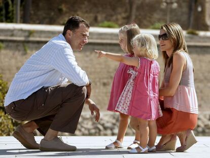 Don Felipe y dpña Letizia con sus hjas en el verano de 2009 en Palma de Mallorca.