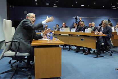 Javier Solana se dirige a los alumnos del Global Executive master de ESADE y Georgetown, en la sede de la escuela de negocios, en Madrid, el lunes pasado.