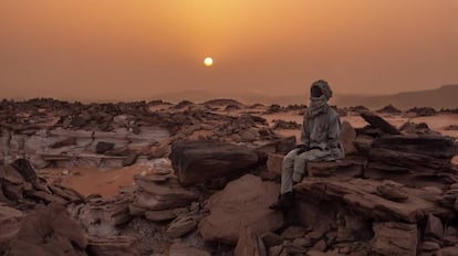 Un camellero saborea dátiles al atardecer en los lagos de Unianga, Chad.