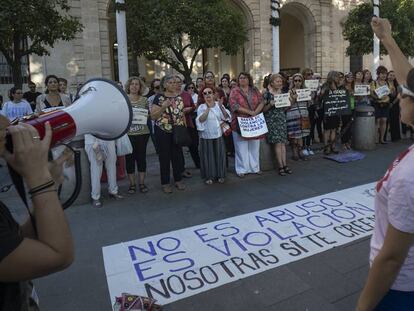 Concentración en Sevilla contra la llamada manada de Manresa. 
 