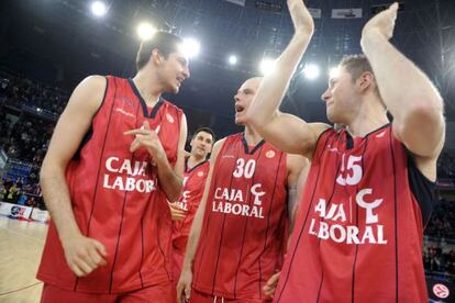 Lampe, en el centro, festeja el triunfo junto a Bjelica, izuqireda, y Causeur.