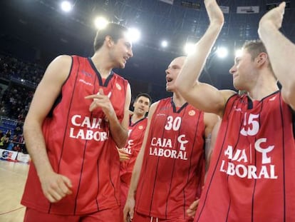 Lampe, en el centro, festeja el triunfo junto a Bjelica, izuqireda, y Causeur.