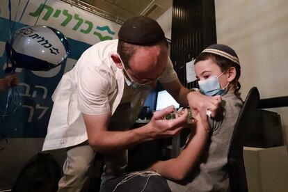 Israel Rosenberg, de siete años, el martes durante su vacunación contra la covid-19 en los cines Cinemacity de Jerusalén.