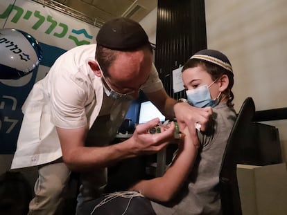 Israel Rosenberg, de siete años, el martes durante su vacunación contra la covid-19 en los cines Cinemacity de Jerusalén.