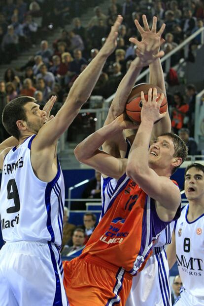 Lishchuk intenta lanzar entre Reyes, Tomic y Suárez.