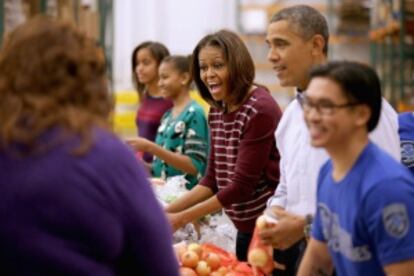 La familia Obama acude a un comedor social para ayudar a los más desfavorecidos en Acción de Gracias.