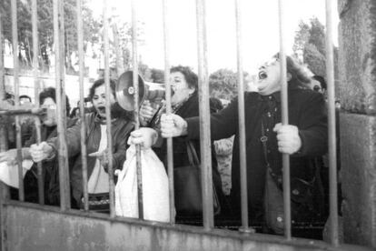 Protesta a la puerta del Pazo Baión, en Vilanova de Arousa (Pontevedra), propiedad de Laureano Oubiña, por la puesta en libertad de este narco, en diciembre de 1994.