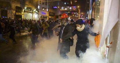 Grupos de manifestantes huyen de los gases lacrimógenos de la policía en el centro de Estambul, el 27 de diciembre.