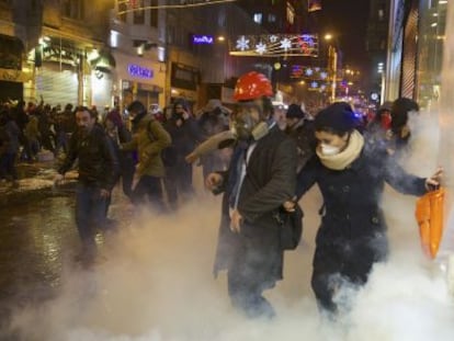 Grupos de manifestantes huyen de los gases lacrim&oacute;genos de la polic&iacute;a en el centro de Estambul, el 27 de diciembre. 