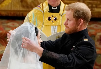 El momento en el que el Príncipe Harry retiró el velo de la novia.