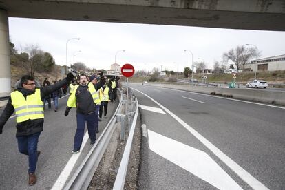 En septiembre, Fomento ya traspasó la patata caliente a comunidades y Ayuntamientos. Ahora son las autonomías las que pasan la pelota a los alcaldes. Y los taxistas presionan ahora antes de que haya cambios políticos que dificulten cumplir con sus demandas.