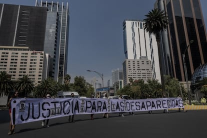 La décima Marcha de la Dignidad Nacional en la Ciudad de México, a su paso por el Paseo de la Reforma.