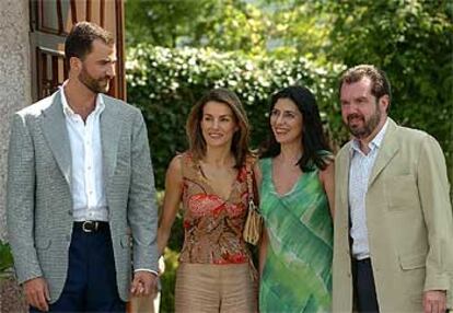 Don Felipe y Doña Letizia posan con la pareja a las puertas del hotel <i>La Arquera</i> de Llanes.