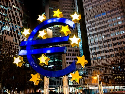 Una escultura con el símbolo del euro en la plaza Willy Brandt de Fráncfort.  