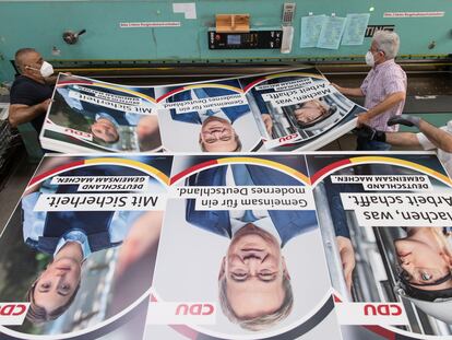 Varios empleados manejan carteles electorales de la CDU en una imprenta de Renania del Norte-Westfalia el 29 de junio.