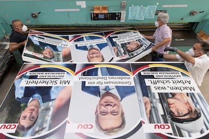 Varios empleados manejan carteles electorales de la CDU en una imprenta de Renania del Norte-Westfalia el 29 de junio.