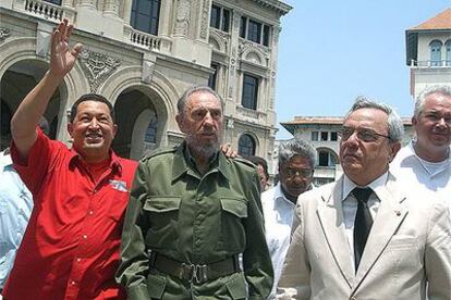 Hugo Chávez (izquierda) y Fidel Castro (centro) pasean ayer por La Habana.