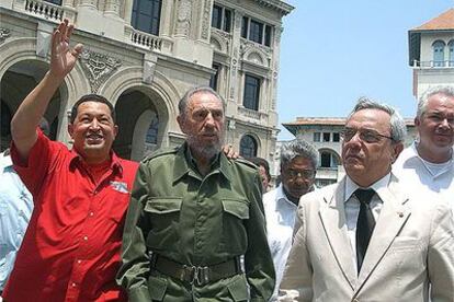 Hugo Chávez (izquierda) y Fidel Castro (centro) pasean ayer por  La Habana.