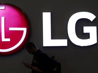 Un hombre pasa junto a un Logo de LG durante el MWC de Barcelona en 2018.
