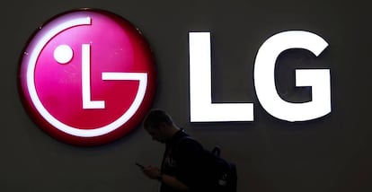 Un hombre pasa junto a un Logo de LG durante el MWC de Barcelona en 2018.