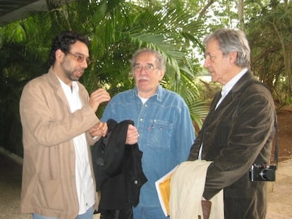 Mauricio Vicent, durante una charla con Gabriel García Márquez y Constantin Costa-Gavras en San Antonio de los Baños (Cuba).