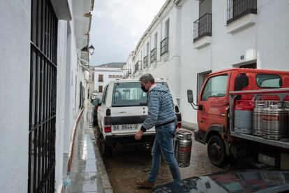 Un repartidor de butano, en una calle de Herrera del Duque.