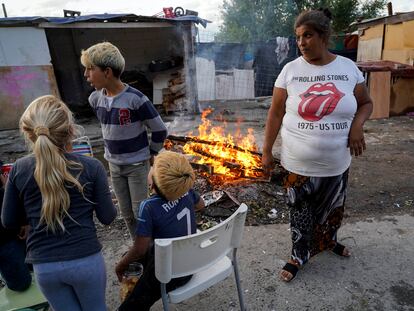 Una familia se calienta ante una fogata en la parte baja del poblado de la Cañada Real el mes pasado