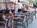 Varias personas disfrutan en una terraza en las inmediaciones de la Plaza Mayor de Valladolid, Castilla y León (España), a 3 de septiembre de 2020. Durante el primer día en el que la ciudad y la vecina Salamanca han retrocedido a causa de los brotes de coronavirus a una situación similar a la de la fase 1. Desde hoy, ambas ciudades tendrán restringidas actividades como los velatorios, el culto religioso, la hostelería (no se permite el consumo en barra), el ocio (límite de 25 personas en espacios cerrados y de 50 al aire libre) y las reuniones familiares, prohibidas para más de diez personas.
03 SEPTIEMBRE 2020 COVID-19;PANDEMIA;ENFERMEDAD
Photogenic/M.A Santos / Europa Press
03/09/2020