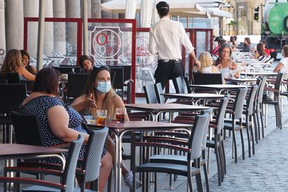 Una terraza en las inmediaciones de la Plaza Mayor de Valladolid, el día 3, cuando entraron en vigor las restricciones en la ciudad.