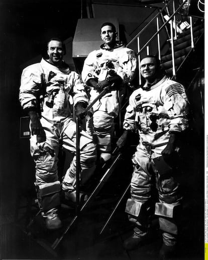 Estados Unidos puso en órbita el 21 de diciembre de 1968 a la tripulación del Apolo 8, compuesta por Jim Lovell, Bill Anders y Frank Borman. Fueron los primeros humanos en orbitar alrededor de la luna, hito que alcanzaron tres días después de su despegue. Vieron por primera vez la cara oculta de la Luna y la Tierra mientras orbitaban alrededor de otro cuerpo celeste. 