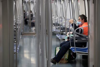 El metro de Barcelona, en el vigesimoquinto día del estado de alarma por el coronavirus.
