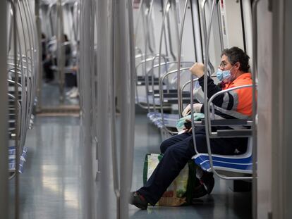 El metro de Barcelona, en el vigesimoquinto día del estado de alarma por el coronavirus.