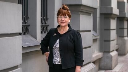 Adriana Ocampo, gerente de programas científicos de la NASA, posa cerca del Hotel Palace en Madrid.