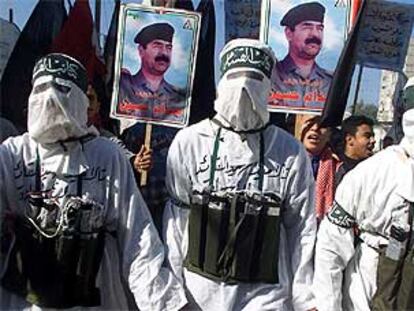 Militantes de Hamás, vestidos para el suicidio, desfilan por un campo de refugiados de Gaza.