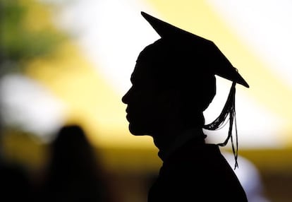 Una alumna amb el seu birret durant lliurament de diplomes a Harvard.