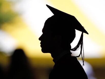 Una alumna con su birrete durante entrega de diplomas en Harvard. 