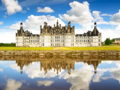 Un apacible viaje de Orleans a Tours, pasando por espléndidos castillos, como Chambord y Amboise, y modernos centros de arte a orillas del río más largo de Francia