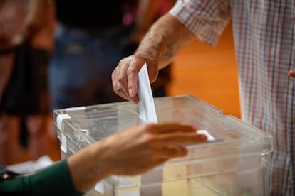 Una persona ejerce su derecho al voto en la Escola Grèvol (Barcelona), el 28-M.