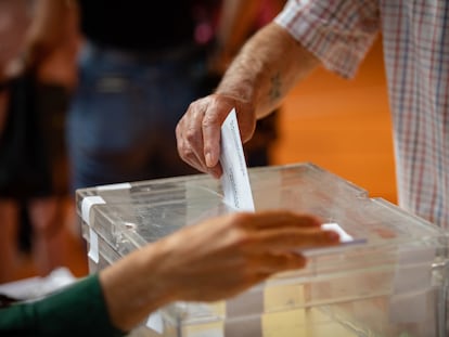 Una persona ejerce su derecho al voto en Barcelona en las pasadas elecciones municipales.