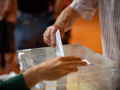 Una persona ejerce su derecho al voto en la Escola Grèvol (Barcelona), el 28-M.