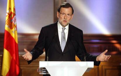 El presidente del Gobierno, Mariano Rajoy, durante la declaración institucional que ha hecho en el ayuntamiento de Béjar (Salamanca), tras la aprobación en el Parlamento de Cataluña de la propuesta para iniciar el proceso de creación del Estado catalán, que ha salido adelante con los 72 votos de los diputados de Junts pel Sí (JxS) y la CUP