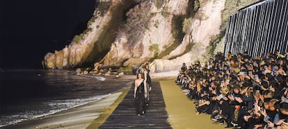 Imagen del desfile de Saint Laurent en una playa de Malibú.