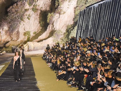 Imagen del desfile de Saint Laurent en una playa de Malibú.