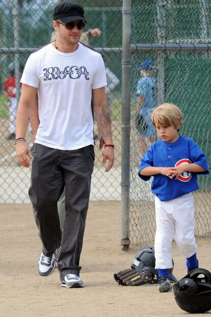 Ryan Philippe acompañando a su hijo Deacon Reese a un partido de béisbol en Los Ángeles.