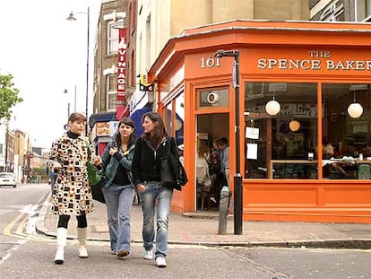 The Spence Bakery, café y panadería todo en uno, en el cruce de las calles Stoke Newington Church Street y Woodlea Road, en Londres.
