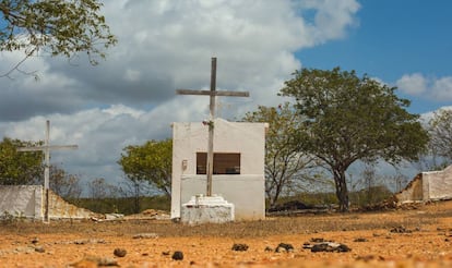 Cemitério do 'campo de concentração' em Senador Pompeu, no Ceará: nem mesmo os cadáveres dos flagelados eram enterrados junto aos demais.