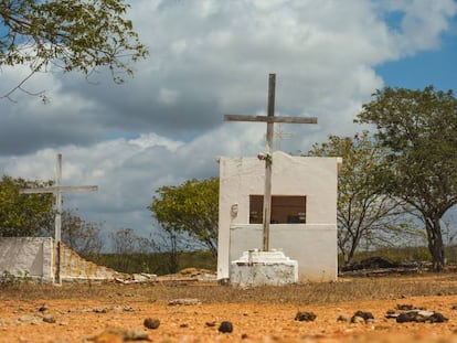 Cemitério do 'campo de concentração' em Senador Pompeu, no Ceará: nem mesmo os cadáveres dos flagelados eram enterrados junto aos demais.