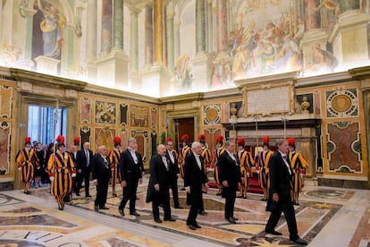 Donald Trump recorre los pasillos del Vaticano antes de reunirse con el papa Francisco.