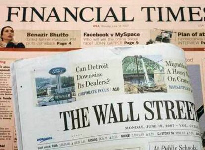 Primeras páginas de ayer de <i>The Wall Street Journal</i> y <i>Financial Times.</i>